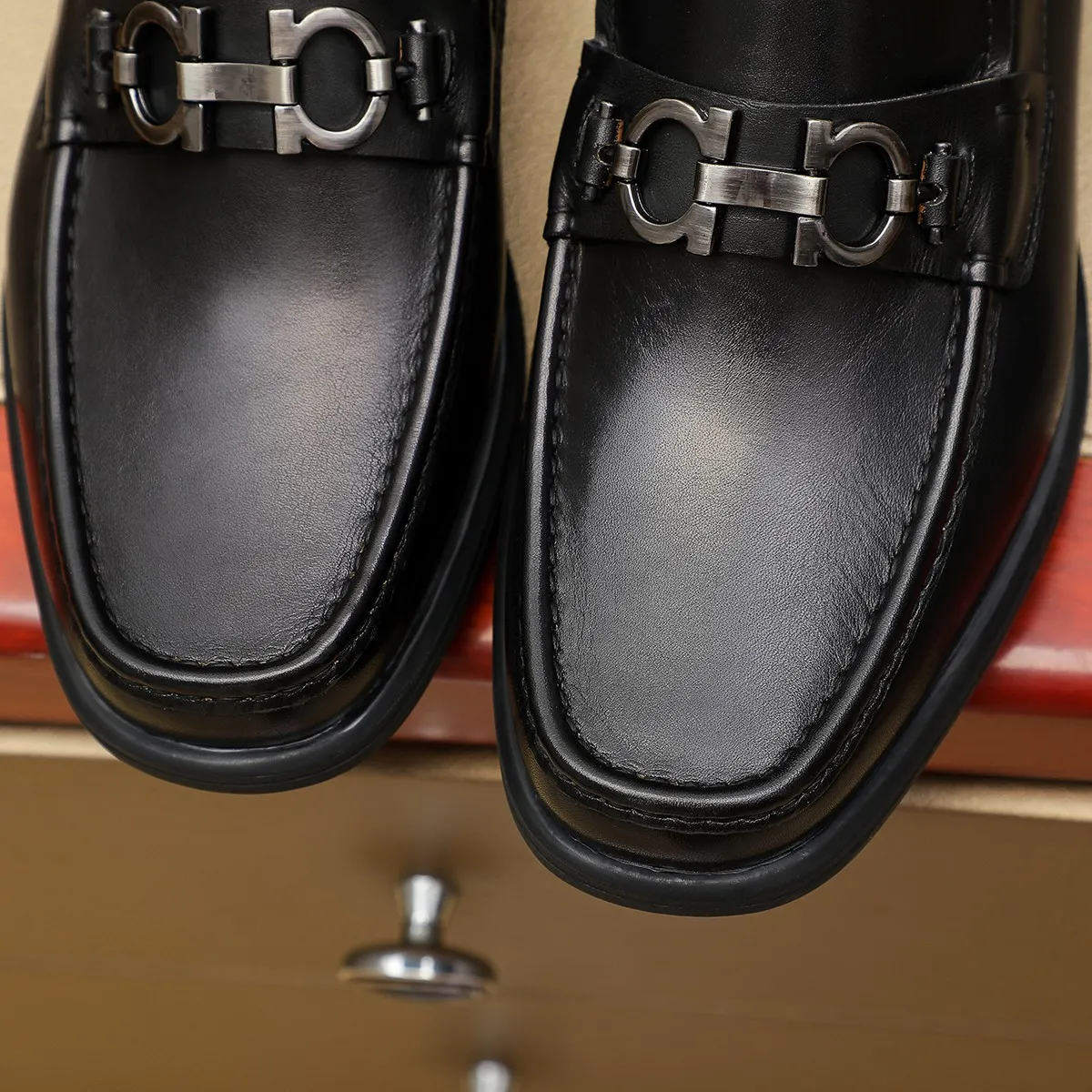 Men's shoes 250 Ferragamo [Ferragamo] top imported suit men's shoes 💯Original copy of the official website, product materials: selected imported embossed calfskin + luxury hardware buckle accessories ~ imported water-dyed cow 🐂 leather lining. Strong three-dimensional visual effect, original combination outsole, multiple colors available😘 Size: 39-44 (38.45.46. Customized)